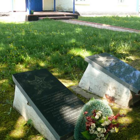 Братская могила в с. Ведмедевка Мироновского района