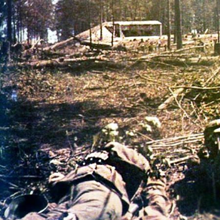 Убитые немецкие солдаты перед ДОТом Каменко-Струмиловского УРа, июнь 1941 года. 
