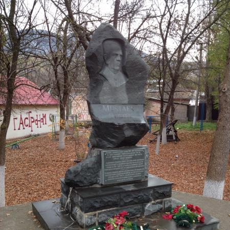 с. Соколиное (Коккозы), памятник Мустафе Селиму