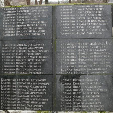 Памятник воинам-односельчанам у школы в с. Низшая Дубечня Вышгородского района