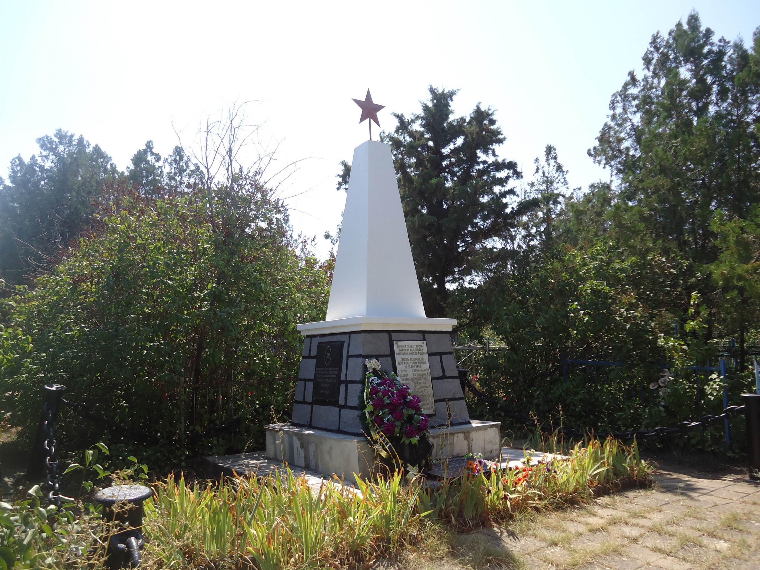 с. Ближнее (Ближняя Байбуга), братское воинское захоронение