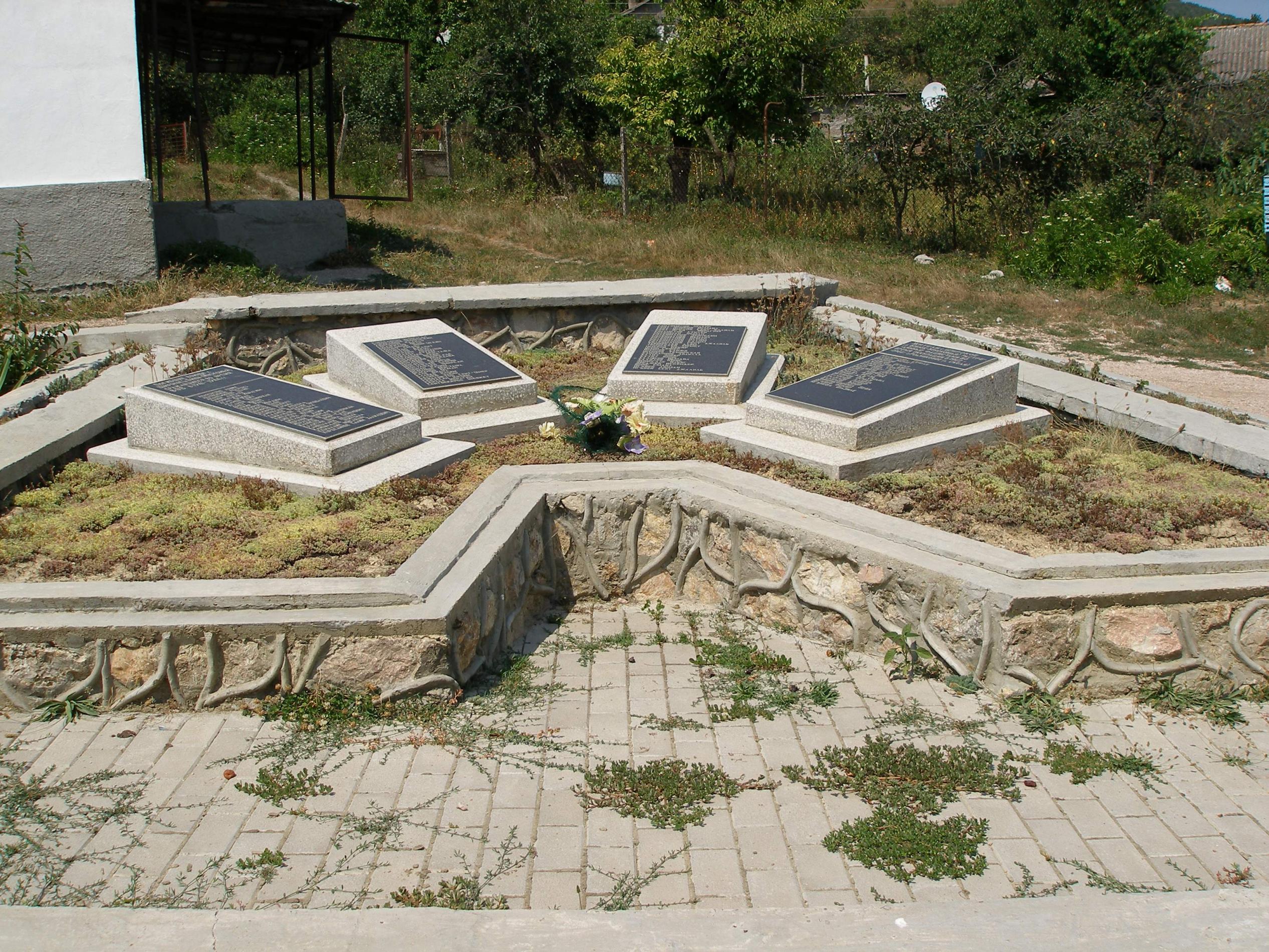 Памятник в с. Широкое (Биюк-Мускомья)