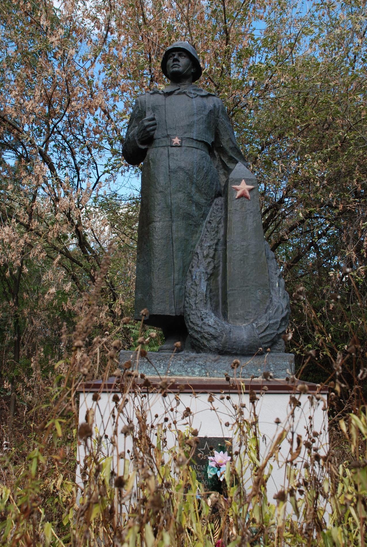 Братская могила в с. Лазирцы Каневского района