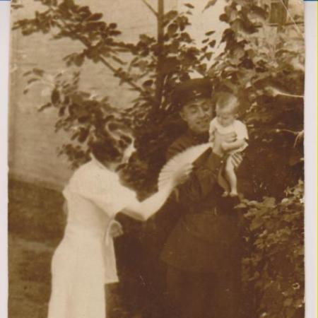 Эмма и родители у своего дома, 1938 год