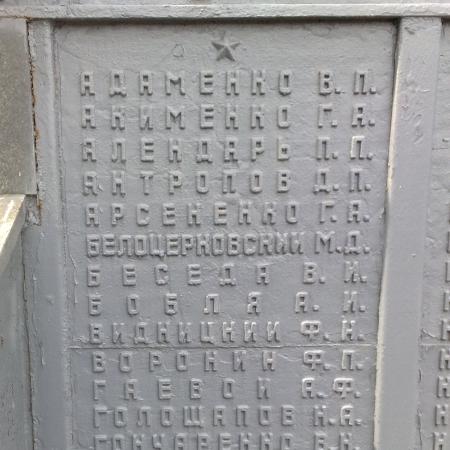 Памятник заводчанам у проходной Новгородского машиностроительного завода