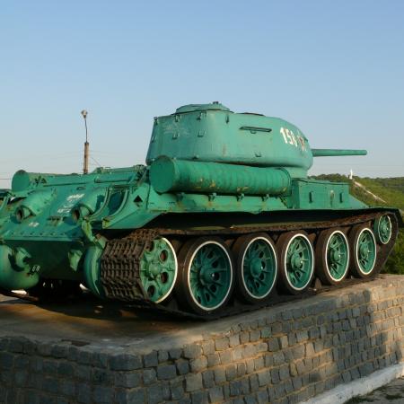 Братская могила в центре г. Святогорск Донецкой обл., Т-43
