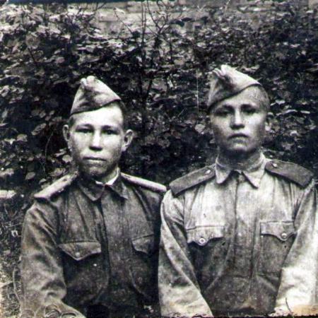 1943 г. Учебка в Пензенской области - Коровушкин Анатолий Ильич в центре