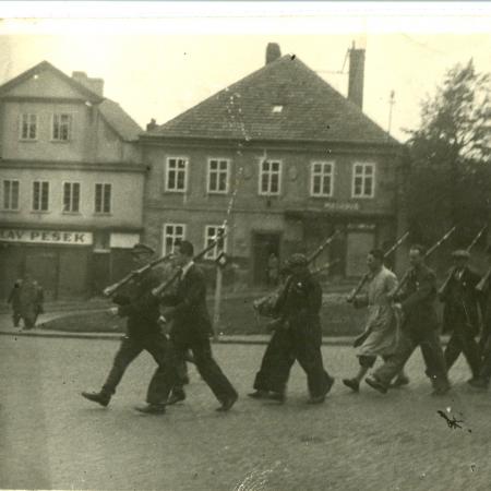 Отряд Олесинского вступает в г. Пшибрам, 4 мая 1945 г.