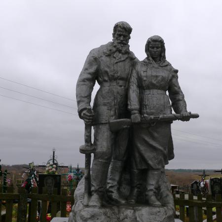 Памятник односельчанам и партизанам в с. Карпиловка Козелецкого района