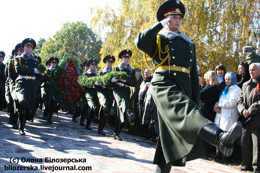 Возложение венков к братской могиле