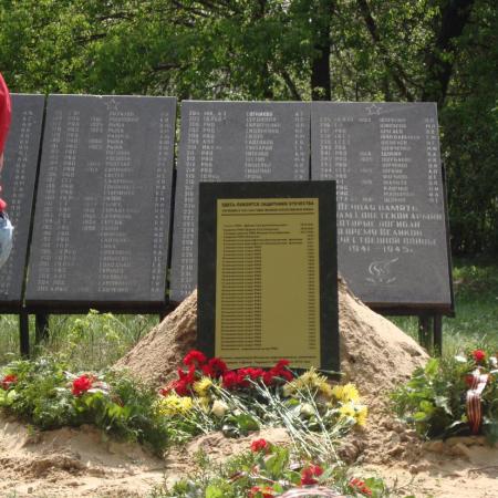 Захоронение бойцов в с. Толокунь 8 мая 2010