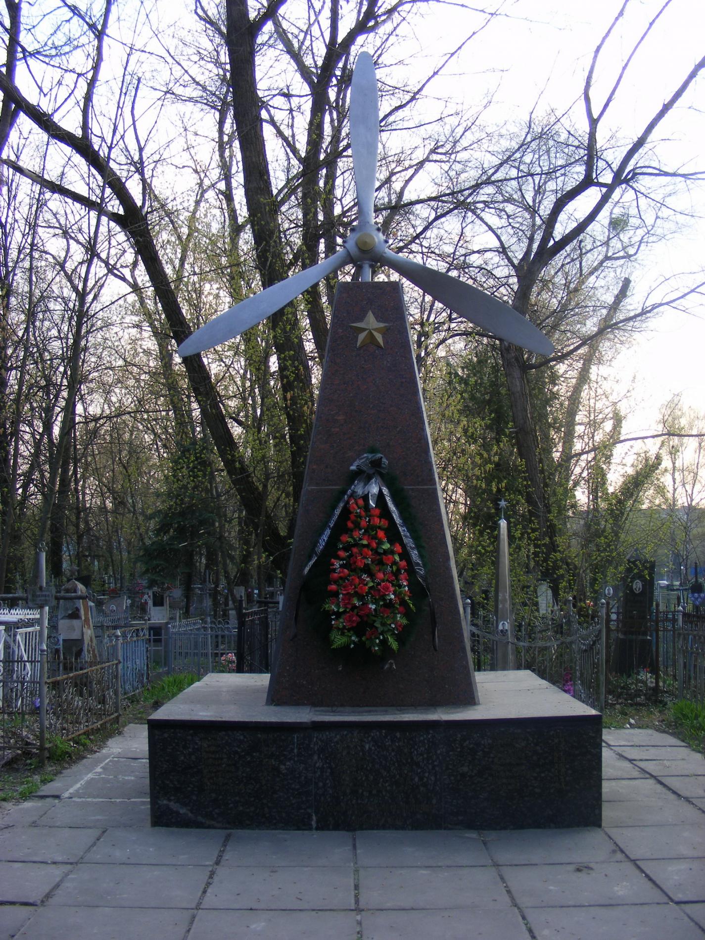 Братская могила, старое кладбище