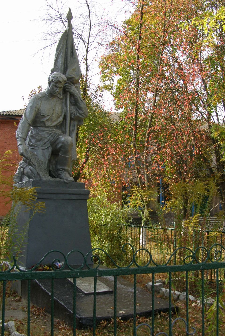 с. Карховка, Черниговского района Черниговской области, Братская могила Воинов ВОВ