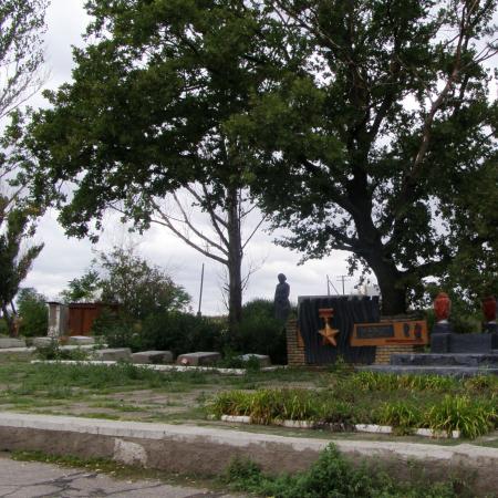 Братская могила в с. Катещино Томаковского района