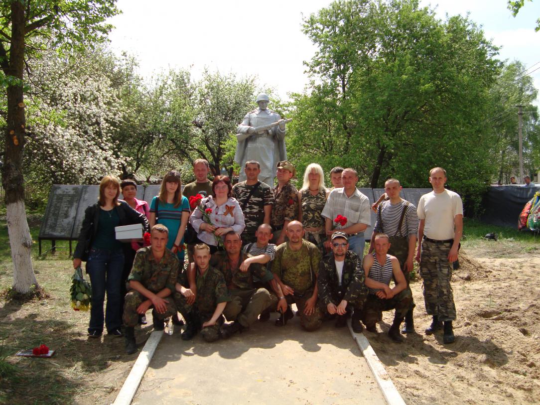 Поисковики и родственники бойцов, с. Толокунь