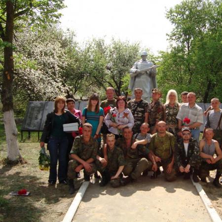 Поисковики и родственники бойцов, с. Толокунь