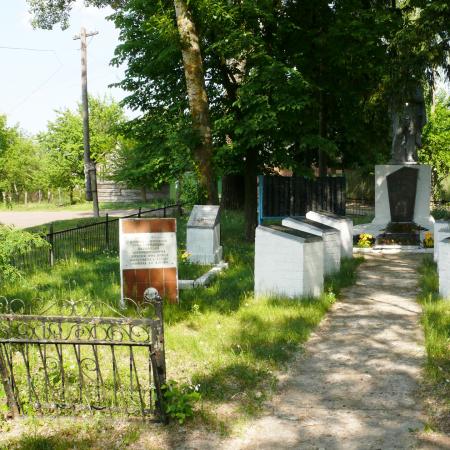 Братская могила в с. Моровск Козелецкого района