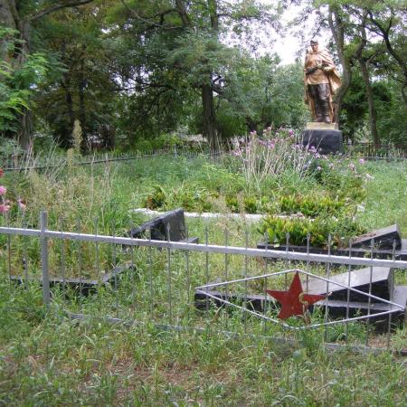 Братская могила у школы в с. Кобыча Бобровицкого района