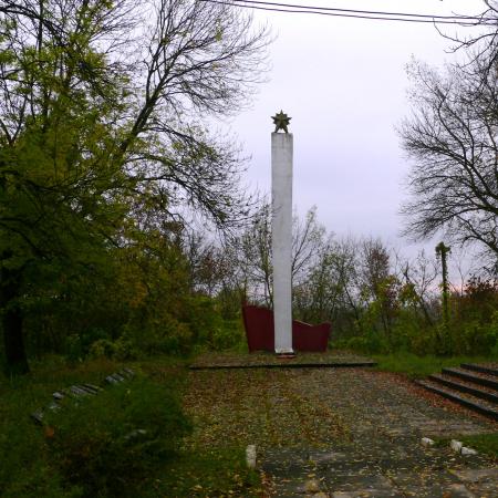 Братская могила и памятник воинам-землякам в Парке Славы г. Чернобыль