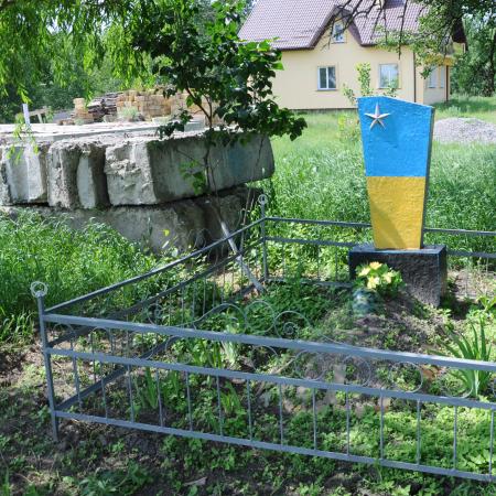 Одиночное захоронение в с. Бзов Барышевского района