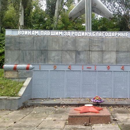Памятник заводчанам у проходной Новгородского машиностроительного завода