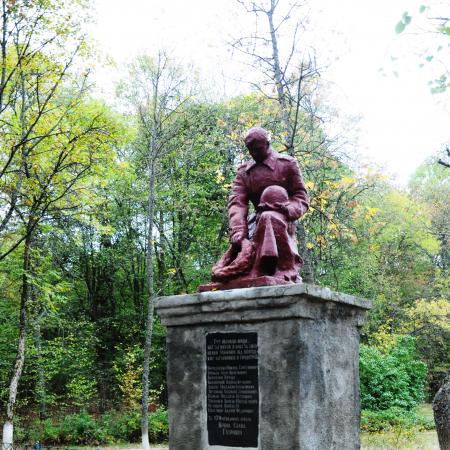 Братская могила в центральном парке с. Ушомир Коростенского района