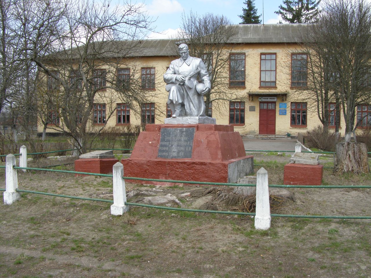 с. Красное Черниговского района Черниговской области, Братская могила Воинов ВОВ