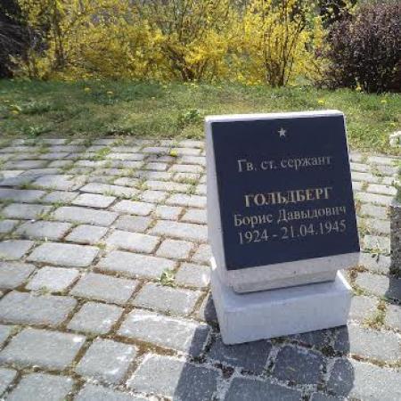 Памятник на кладбище в г. Варпалота