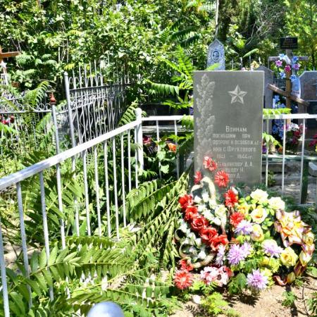 Братская могила в с.Фруктовое