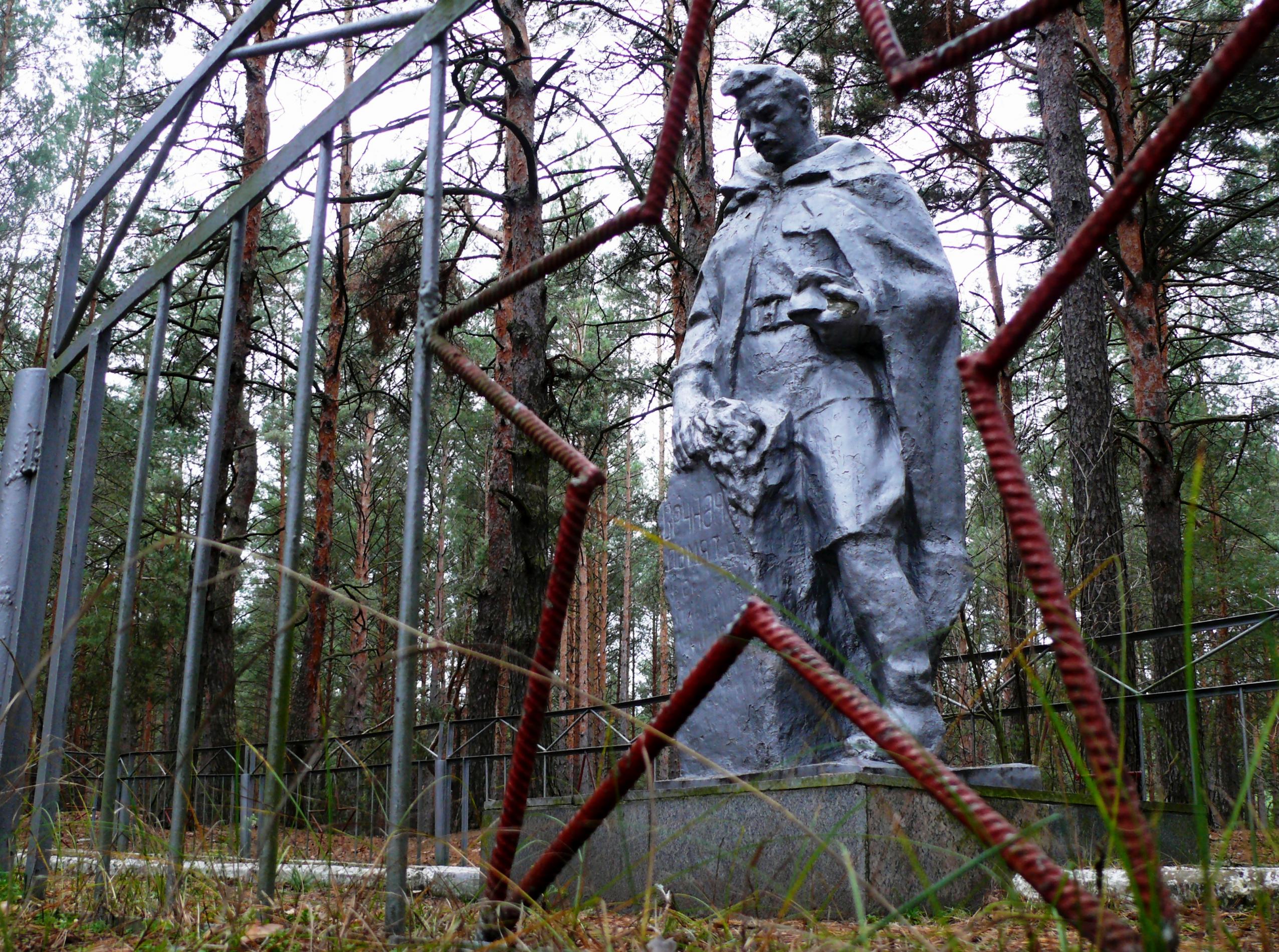 Братская могила в лесу за фермой в с. Низшая Дубечня Вышгородского района
