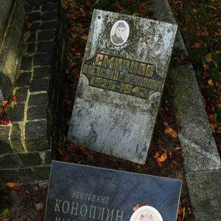 Братская могила в центре с. Григоровка Каневского района