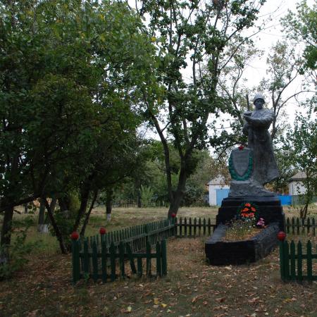 Братская могила в с. Першотравневое Чернобаевского района