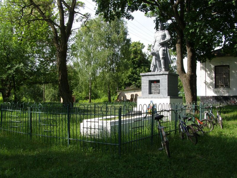 Братская могила у школы в с. Кинашевка Борзнянского района