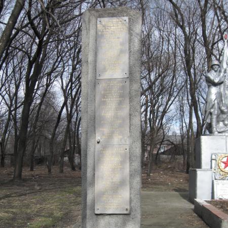 Памятные стелы у ДК шахты 8-8 бис