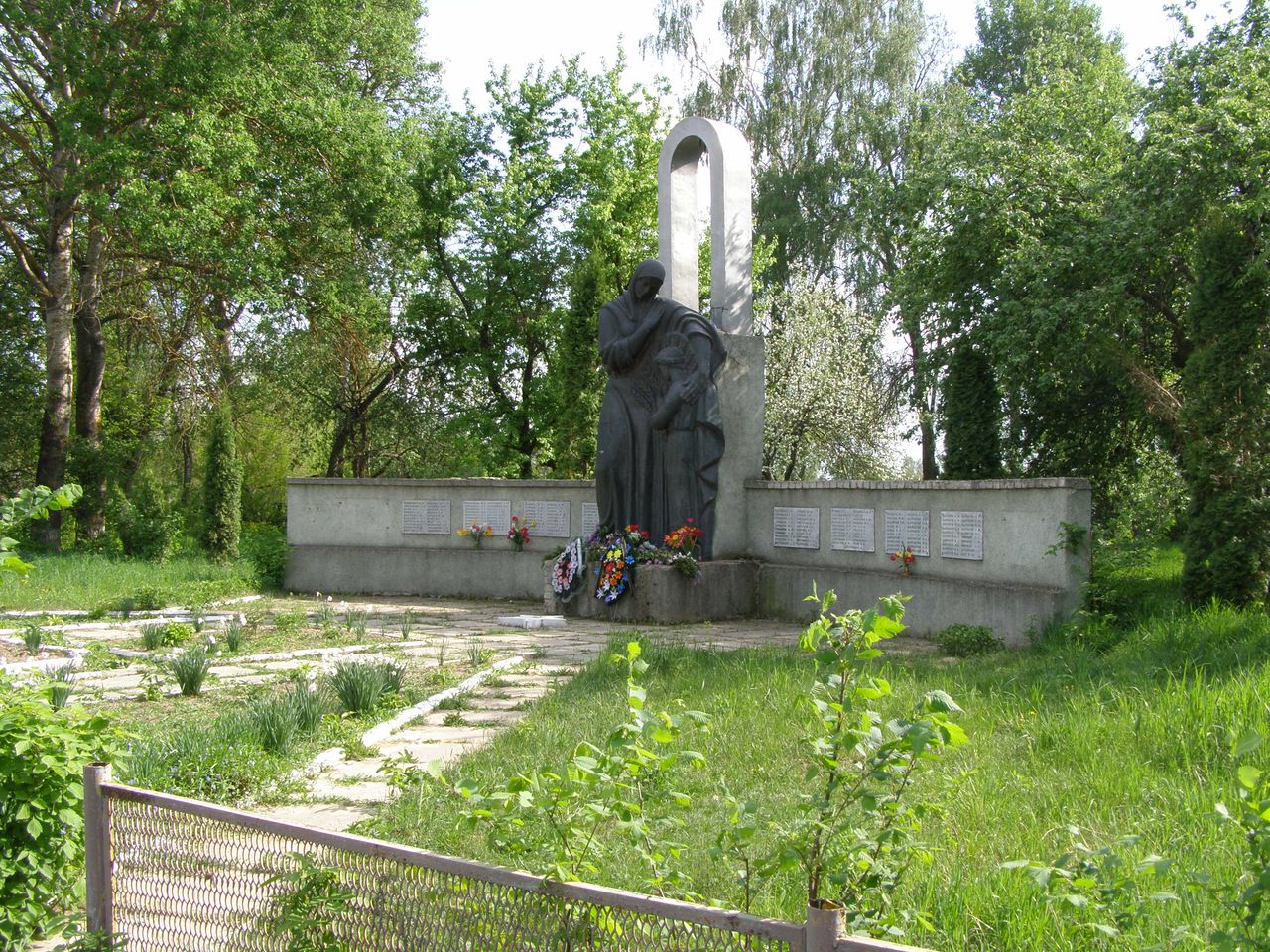 с. Клочков Черниговского района Черниговской области, Братская могила Воинов ВОВ