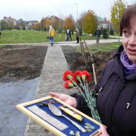 Марина Ельченко, внучка рядового Абрама Кукуя, с вещами деда