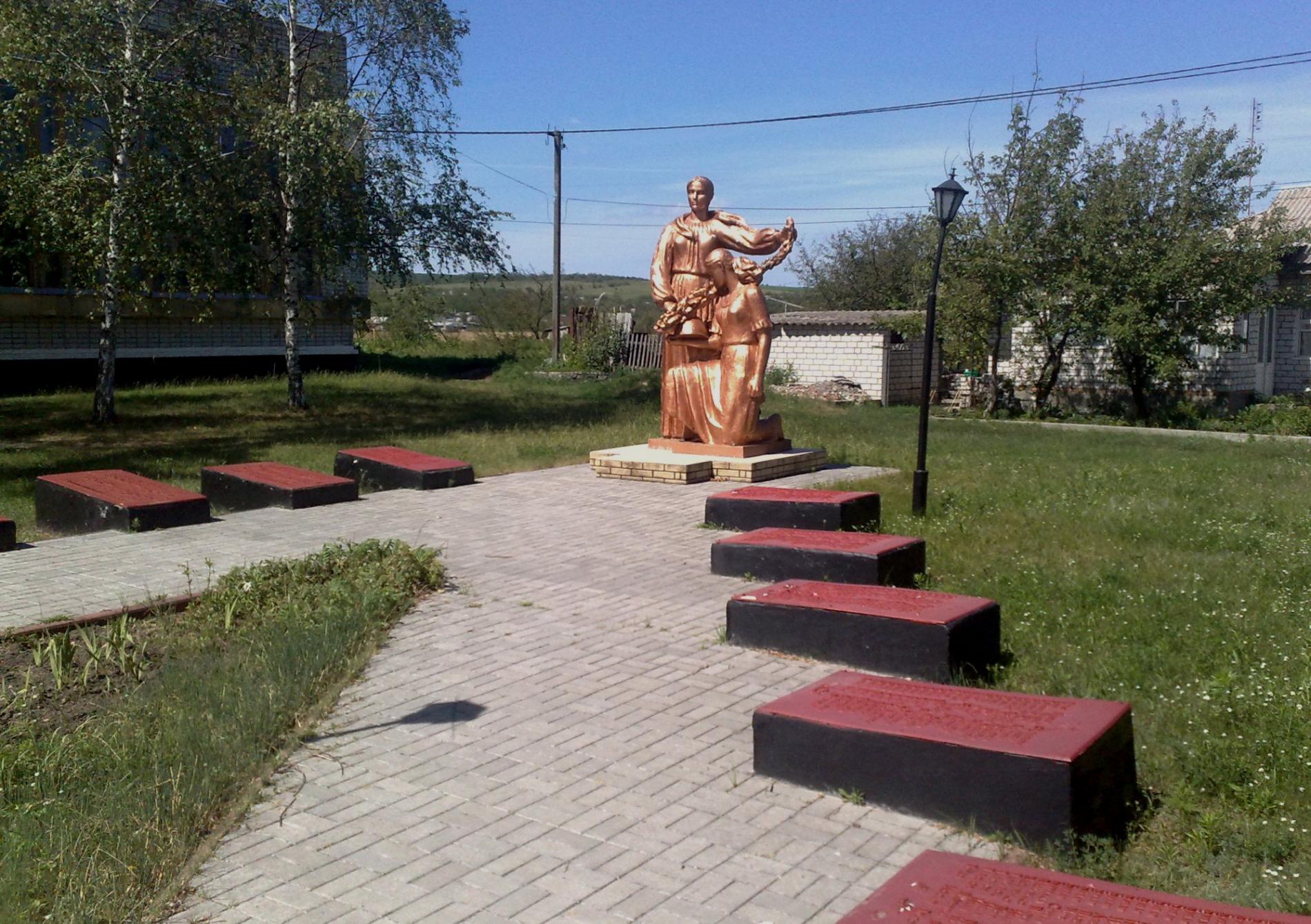 Братская могила и памятник воинам-односельчанам в с. Каменные Потоки Кременчугского района