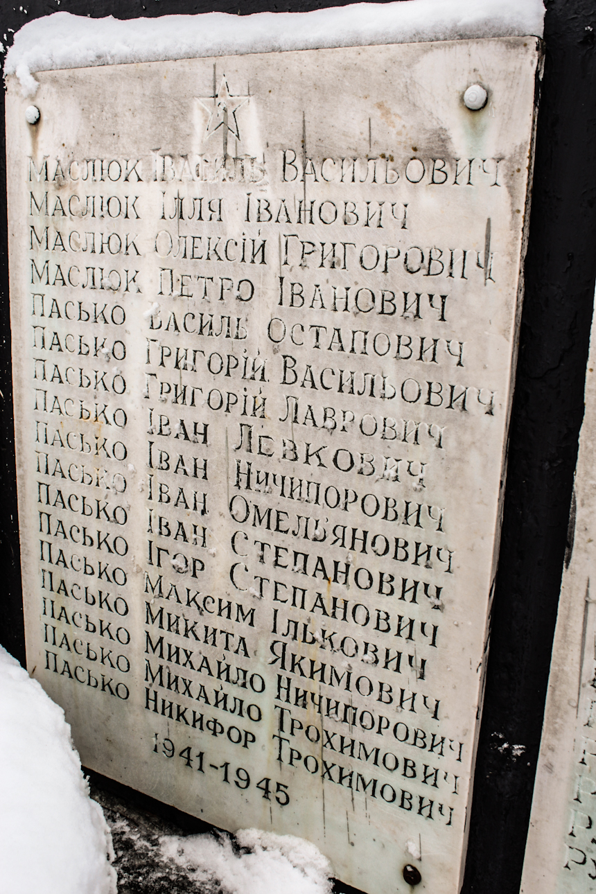 Братская могила и памятник односельчанам в с. Кийлов Бориспольского района