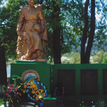 Братская могила в пос. Верховина Ивано-Франковской обл.