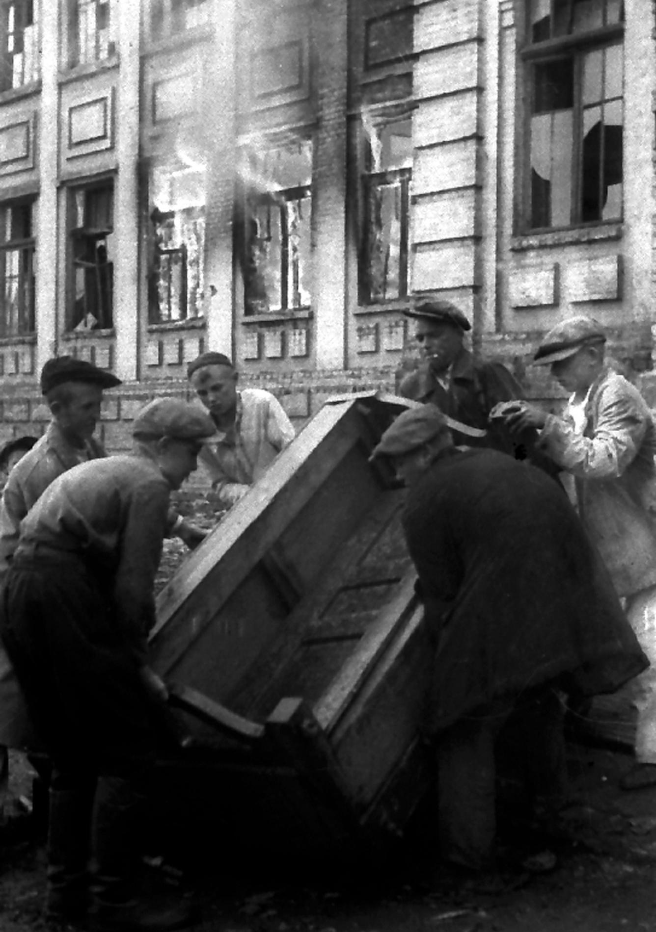 г. Ирмино Луганской области, ученики спасают школьное имущество