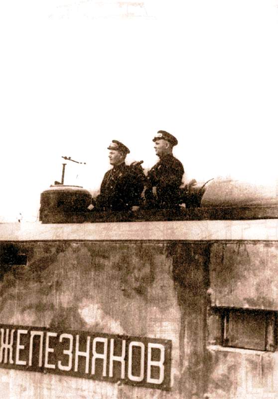 Командир бронепоезда «Железняков» М. Ф. Харченко и комиссар П. А. Порозов