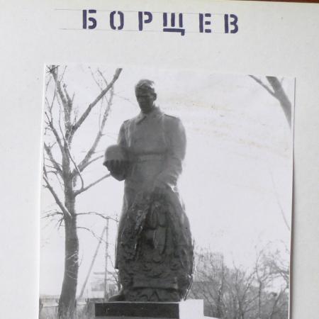 Братская могила у школы