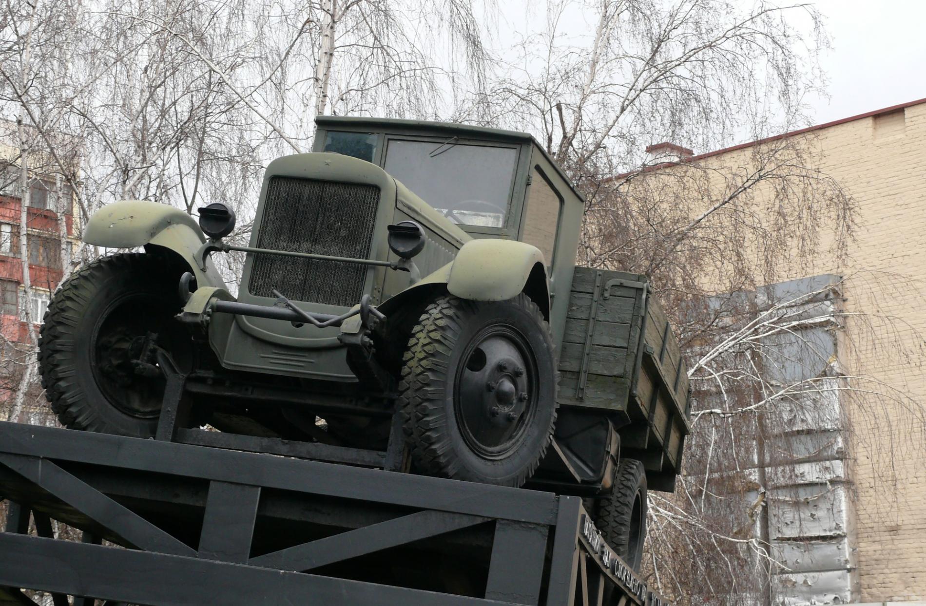 Памятник воинам-автомобилистам на Московской площади в Киеве