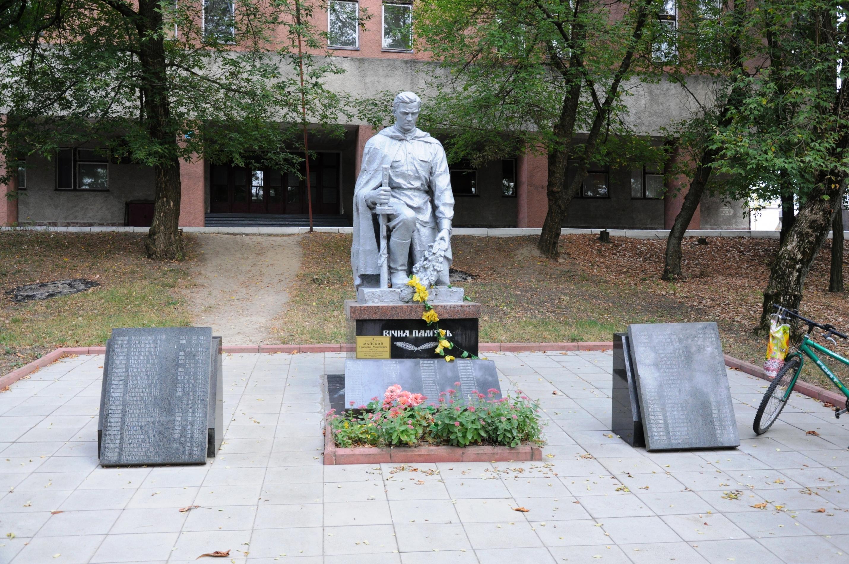 Братская могила у школы в г. Коростень 