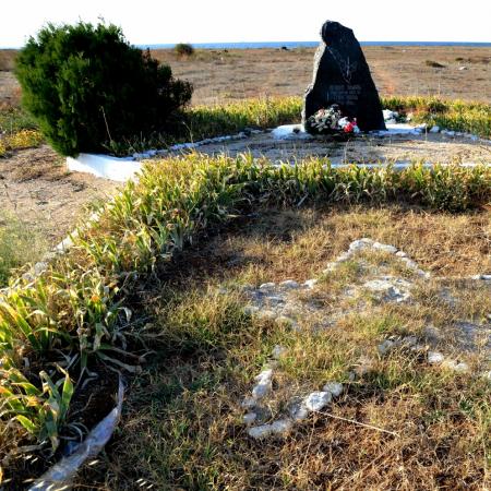 Братская могила на аэродроме м. Херсонес
