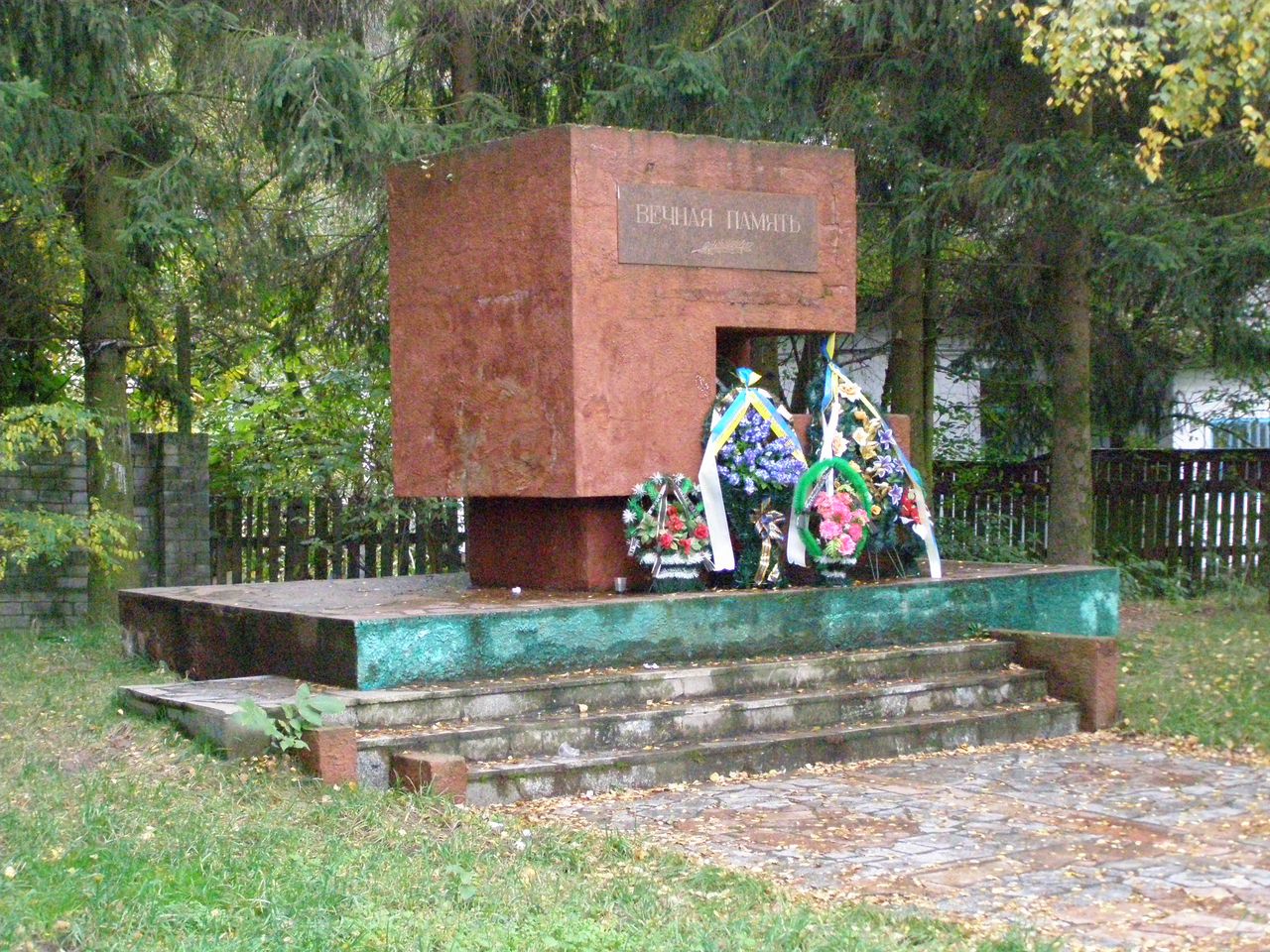 Братская могила Воинов ВОВ - ул. Красносельского