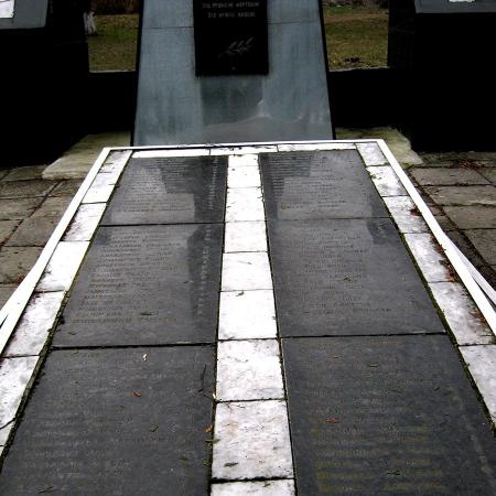 Братская могила возле сельсовета в с. Червленое 