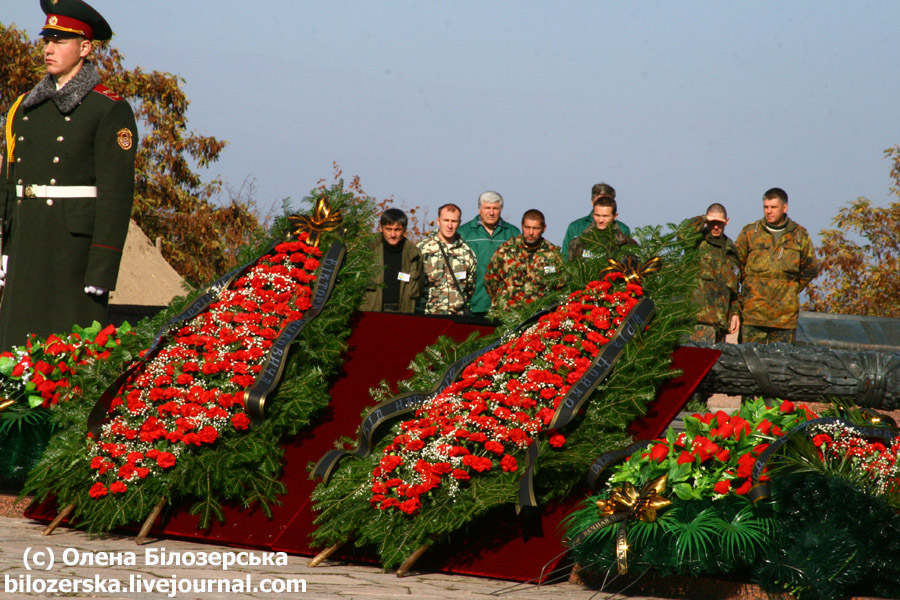 Солдаты  у вечного огня