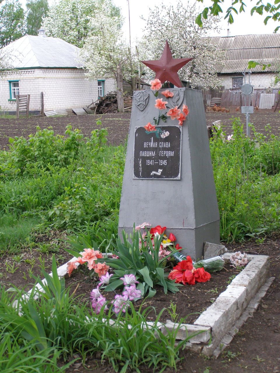 Братская могила в с. Макаровка Бобровицкого района