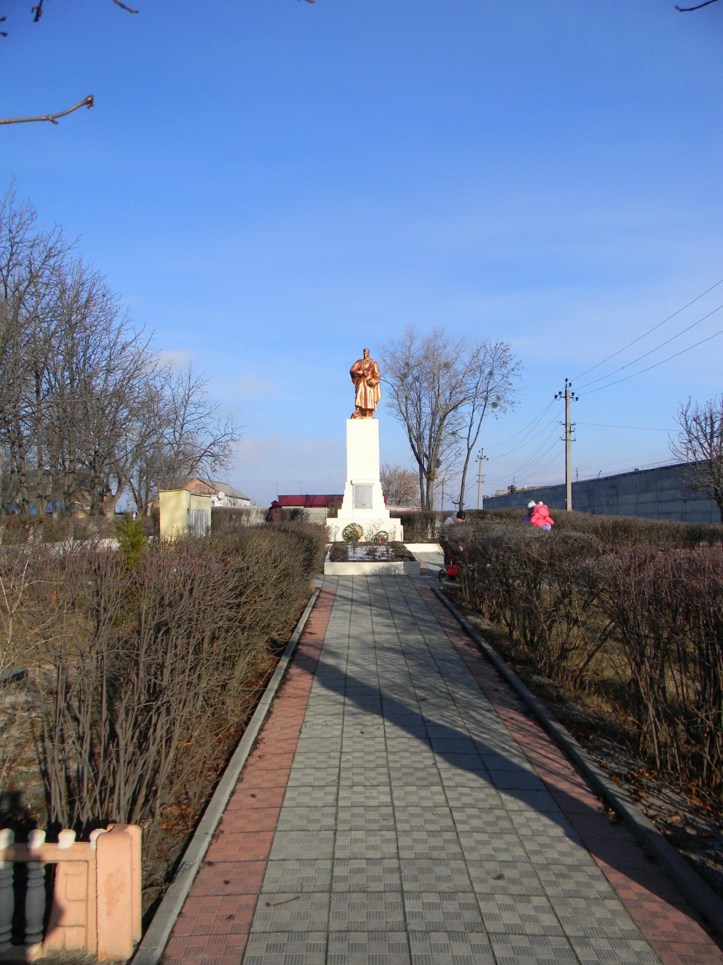 пгт. Рогань, братское воинское захоронение
